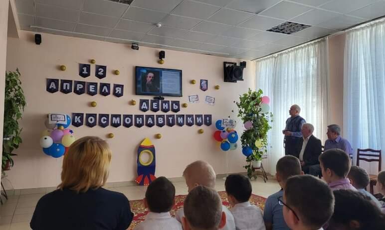Фото В День космонавтики ветераны ФСБ посетили детей-сирот Есаульской школы-интерната