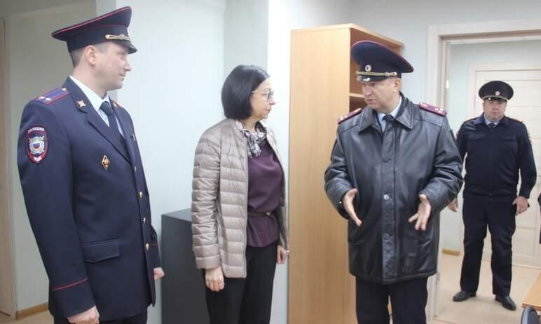 Фото Котова вместе с главным полицейским Челябинска открыла новый пункт полиции