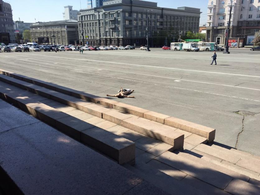 Фото Голый мужчина «загорал» на площади Революции в Челябинске