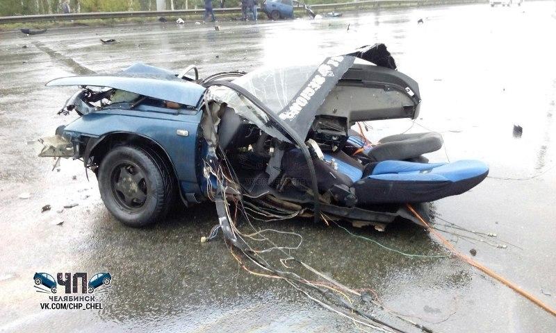 Фото В Челябинске ВАЗ сложился напополам после столкновения с иномаркой