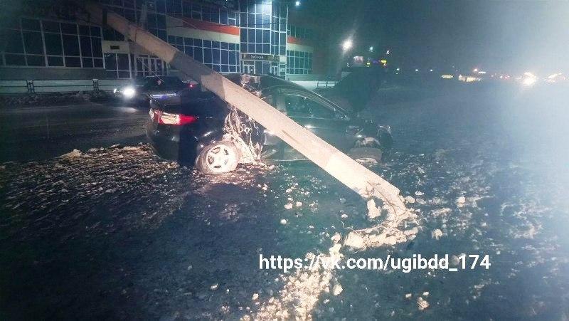 Фото В Магнитогорске иномарка уронила на себя фонарный столб