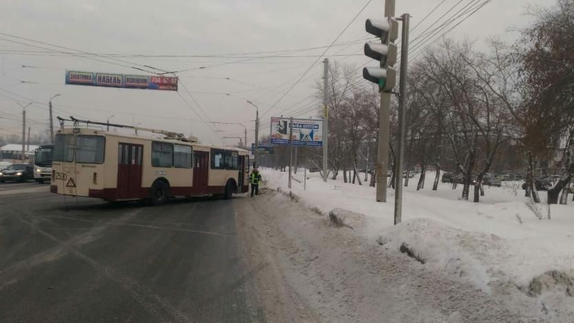 Фото В Челябинске троллейбус сбил женщину