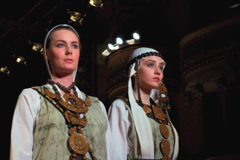Фото Многообразие русской культуры отразилось в нарядах фестиваля «Платье города-2012»