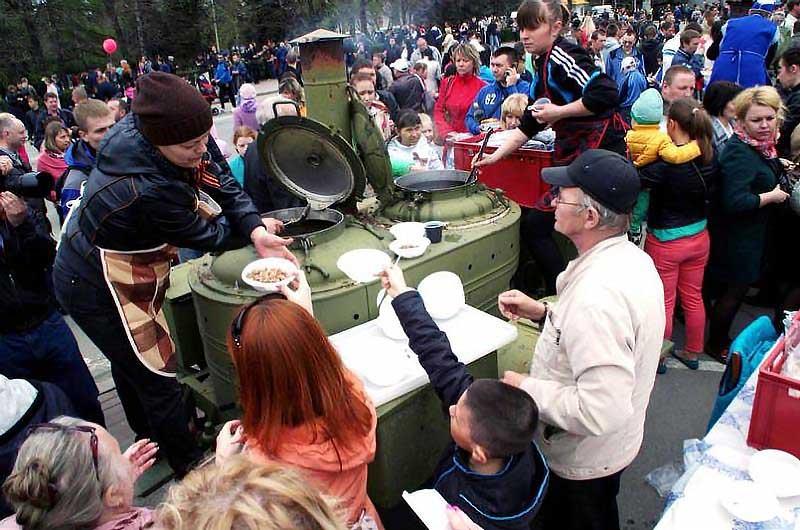 Фото В День России армейское меню разнообразят блюда русской и национальных кухонь