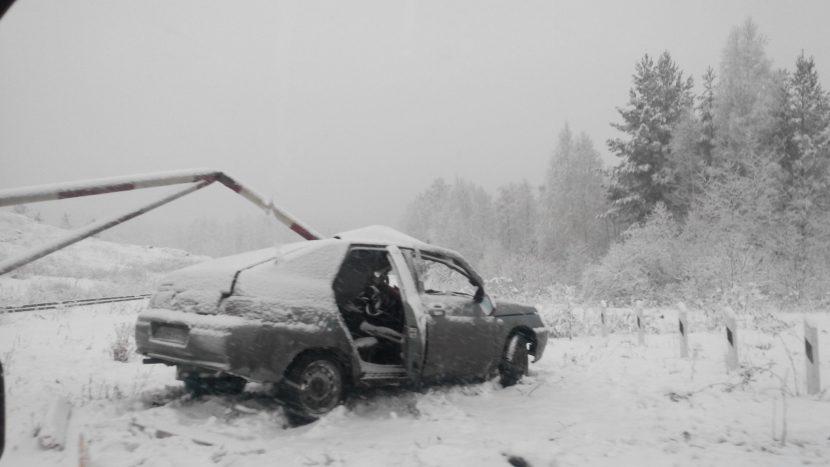 Фото Под Миассом автомобиль врезался в шлагбаум, водитель серьезно пострадал