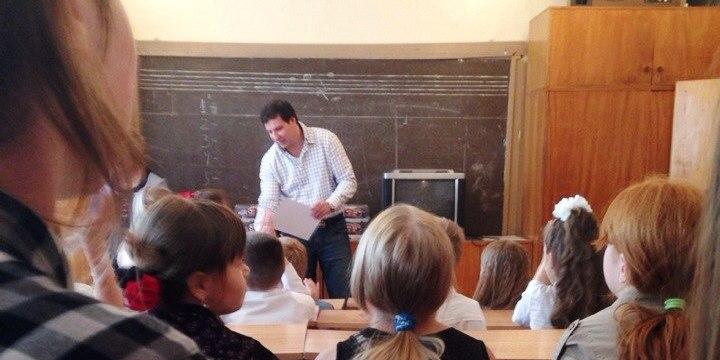 Фото В Челябинске был замечен Юревич: экс-губернатор раздавал школьникам планшетники