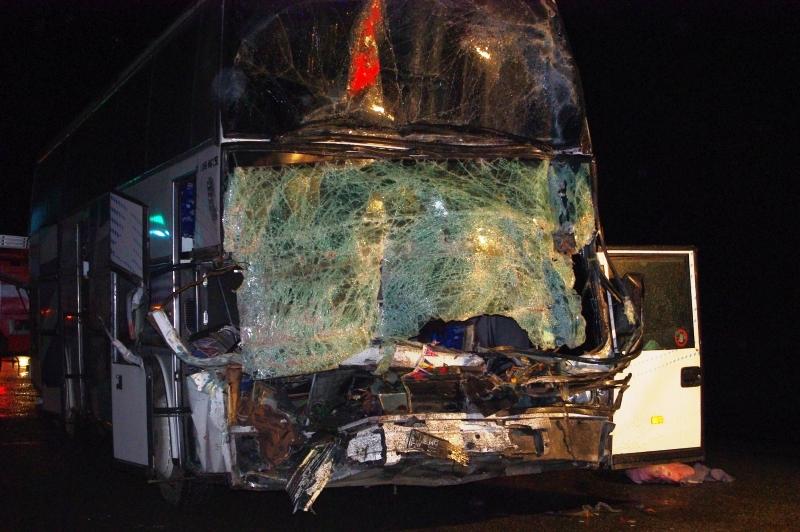 Фото Под Южноуральском рейсовый автобус врезался в легковушку и фуру: есть жертвы ФОТО