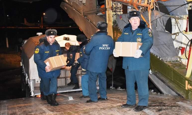Фото Сотрудники МЧС контролируют отправку гуманитарной помощи на Донбасс