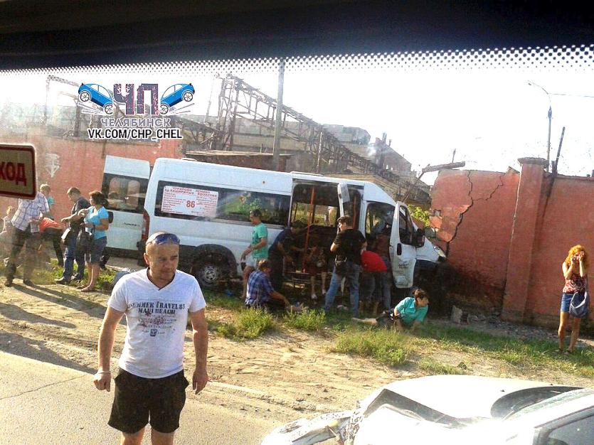 Фото В Челябинске маршрутка обрушила заводской забор: есть пострадавшие