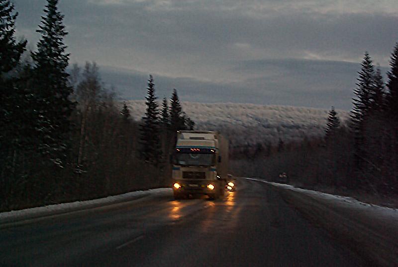 Фото В Челябинской области на федеральной трассе М5 автопоезд разорвал «Хонду»