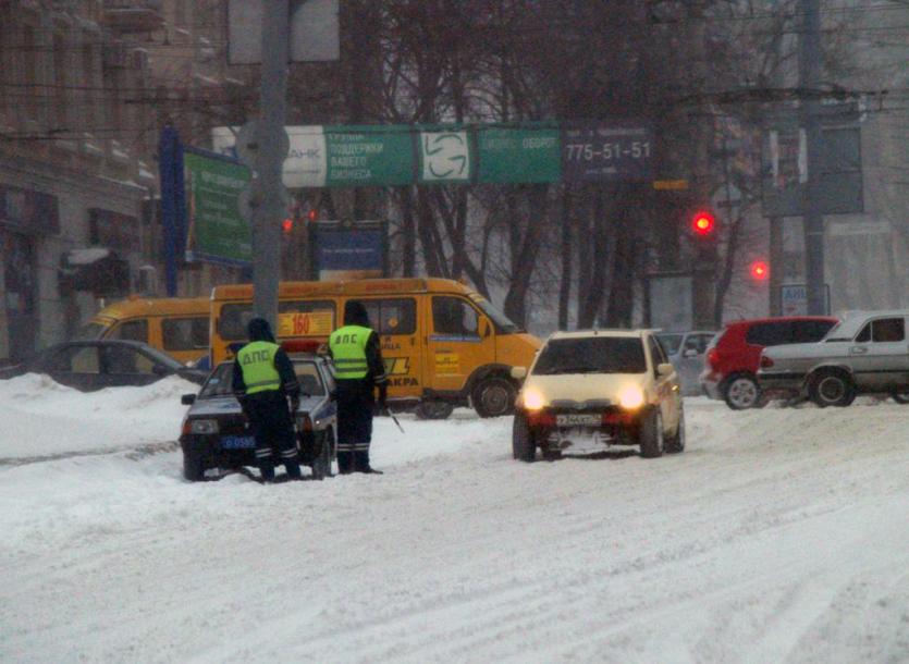 Фото В Челябинской области снегопад, дороги замело, машины в сугробах