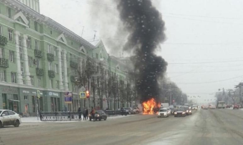 Фото В Челябинске проверят перевозчика, у которого вспыхнула маршрутка с людьми