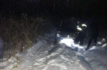 Фото Карабашская семья застряла в лесу и позвала на помощь спасателей