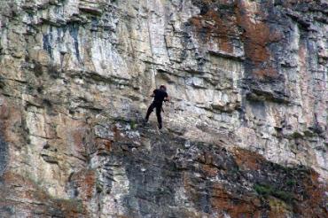 Фото На волне любви челябинец прыгнул в карьер со скалы
