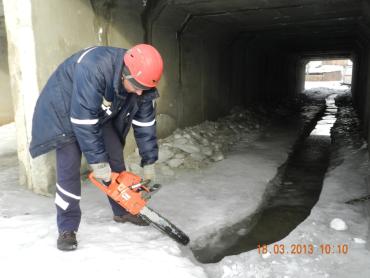 Фото В Усть-Катаве спасатели пилят лед, чтобы избежать подтопления домов