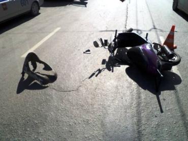 Фото В Челябинске скутерист влетел в открытую дверь автомобиля