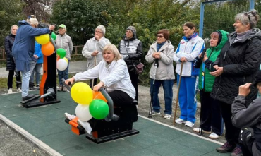 Фото В Калининском районе для челябинцев серебряного возраста обустроили спортивную площадку