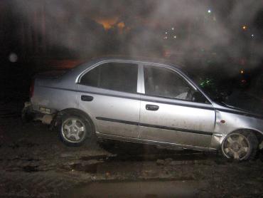 Фото На Копейском шоссе Hyundai врезался в бордюрный камень, есть пострадавшие