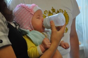 Фото У маленькой Кристины, которую нашли в Полетаево во рву, появилась семья
