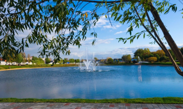 Фото С фонтанами и подсветкой: в Челябинске преображается пруд на улице Енисейской