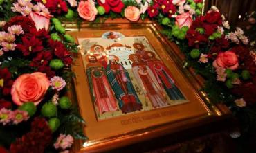 Фото Огромные очереди выстроились к ковчегу с частью мощей блаженной Матроны Московской в Челябинске