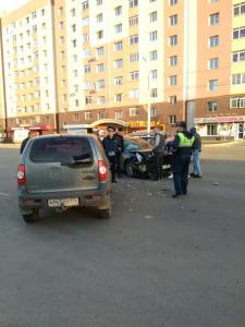 Фото В Челябинске столкнулись «Нива» и «Ниссан», пострадал годовалый пассажир