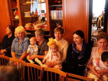 Фото На новогодние утренники к малышам приехали министры