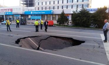 Фото Челябинские власти пообещали сегодня устранить последствия провала дороги на улице Российской