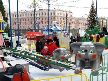 Фото Началось строительство главного новогоднего городка Челябинской области