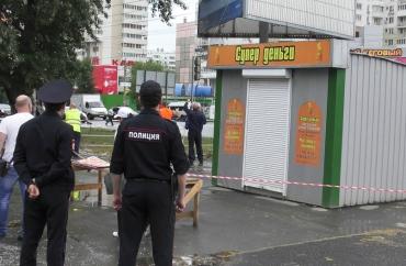 Фото Челябинские полицейские снесли киоск  микрофинансовой организации