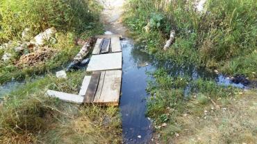 Фото В поселке Рощино фекалии стекают к реке Зюзелга