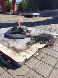 Фото В Миассе вновь осквернили памятник «Вечный огонь», первыми тревогу забили либерал-демократы