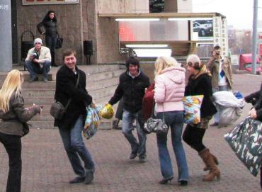 Фото Челябинская молодежь устроила в центре города битву подушками