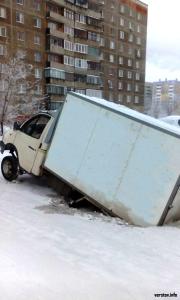 Фото В Магнитогорске «ГАЗель» провалилась под асфальт