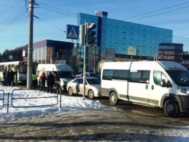 Фото В Челябинске столкнулись автобус, маршрутка и три легковушки