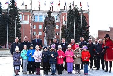 Фото В Челябинске у Дворца пионеров и школьников установили памятник разведчику-нелегалу