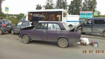 Фото В Челябинске автобус «втянул» в аварию четыре машины