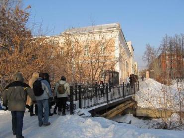 Фото В Златоусте спасли школьницу, застрявшую в конструкциях моста через реку Громатуха