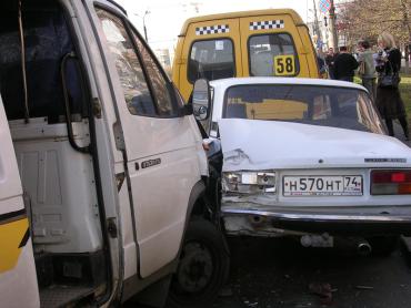 Фото В Челябинске маршрутка наехала на ВАЗ