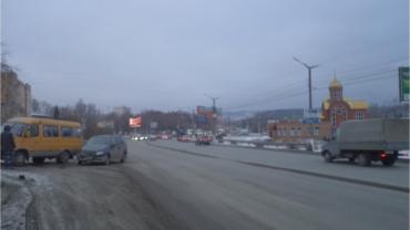 Фото В Златоусте маршрутное такси попало в аварию