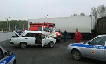 Фото На трассе М-5 ВАЗ врезался в грузовик с прицепом, погибли двое