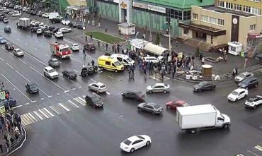 Фото В Челябинске иномарка протаранила остановку с людьми