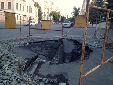 Фото Очередной провал дорожной революции: в центре Челябинска внедорожник &quot;уехал&quot; в яму