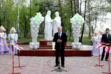 Фото Владимир Мякуш открыл памятник Петру и Февронье в Пласте и оценил условия жизни ветеранов