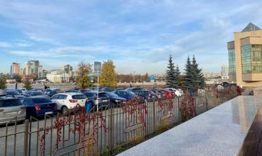 Фото В Челябинске может стать меньше на одну бесплатную парковку 