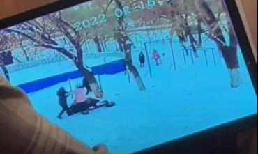 Фото Лежала на снегу без сознания: в Копейске третьеклассники избили одноклассницу
