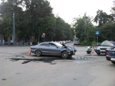 Фото В Челябинске столкнулись две легковушки: пострадали двое детей (ФОТО)