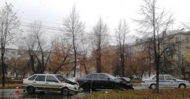 Фото В центре Челябинска лоб в лоб столкнулись две легковушки
