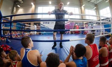 Фото Непобежденный челябинский боксер Иван Чирков провел открытую тренировку в ФОК Коркино