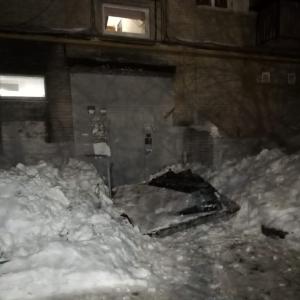 Фото В Челябинске козырек над подъездом дома обрушился, не выдержав снежного груза